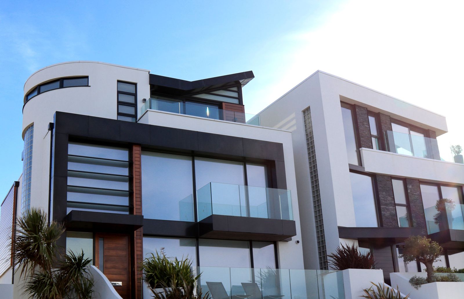 Maison contemporaine à balcons vitrés.