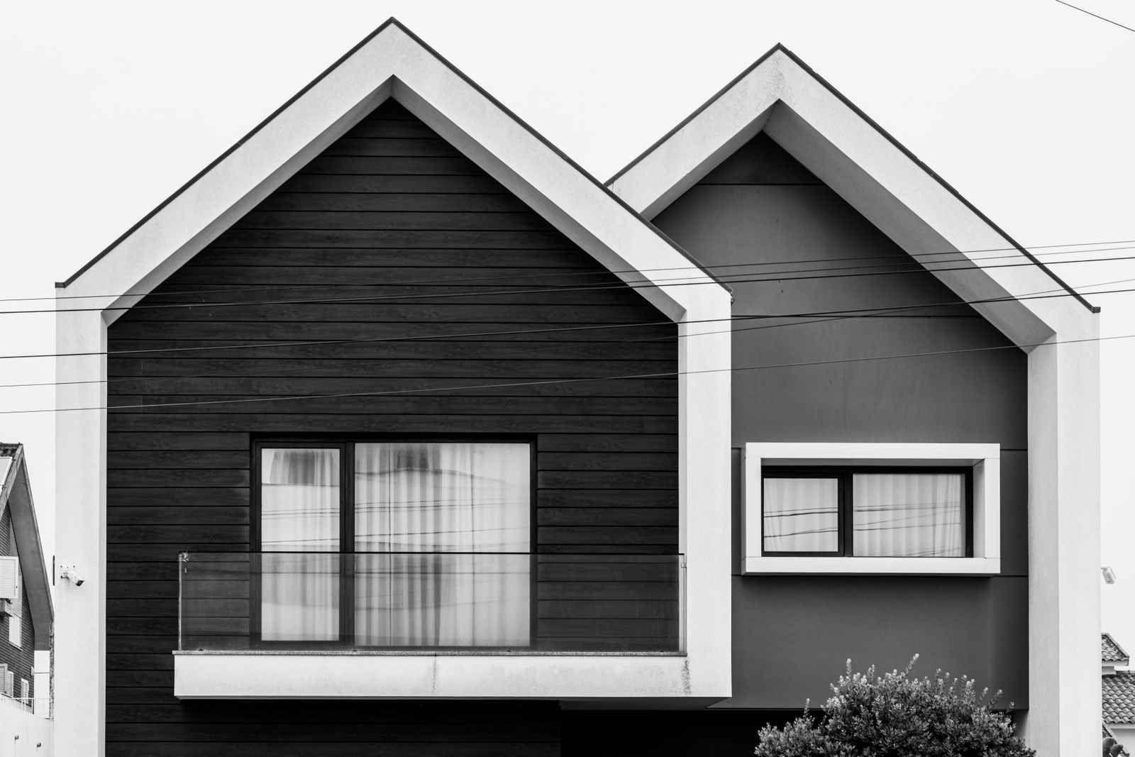 Façade minimaliste aux motifs géométriques noirs et blancs.