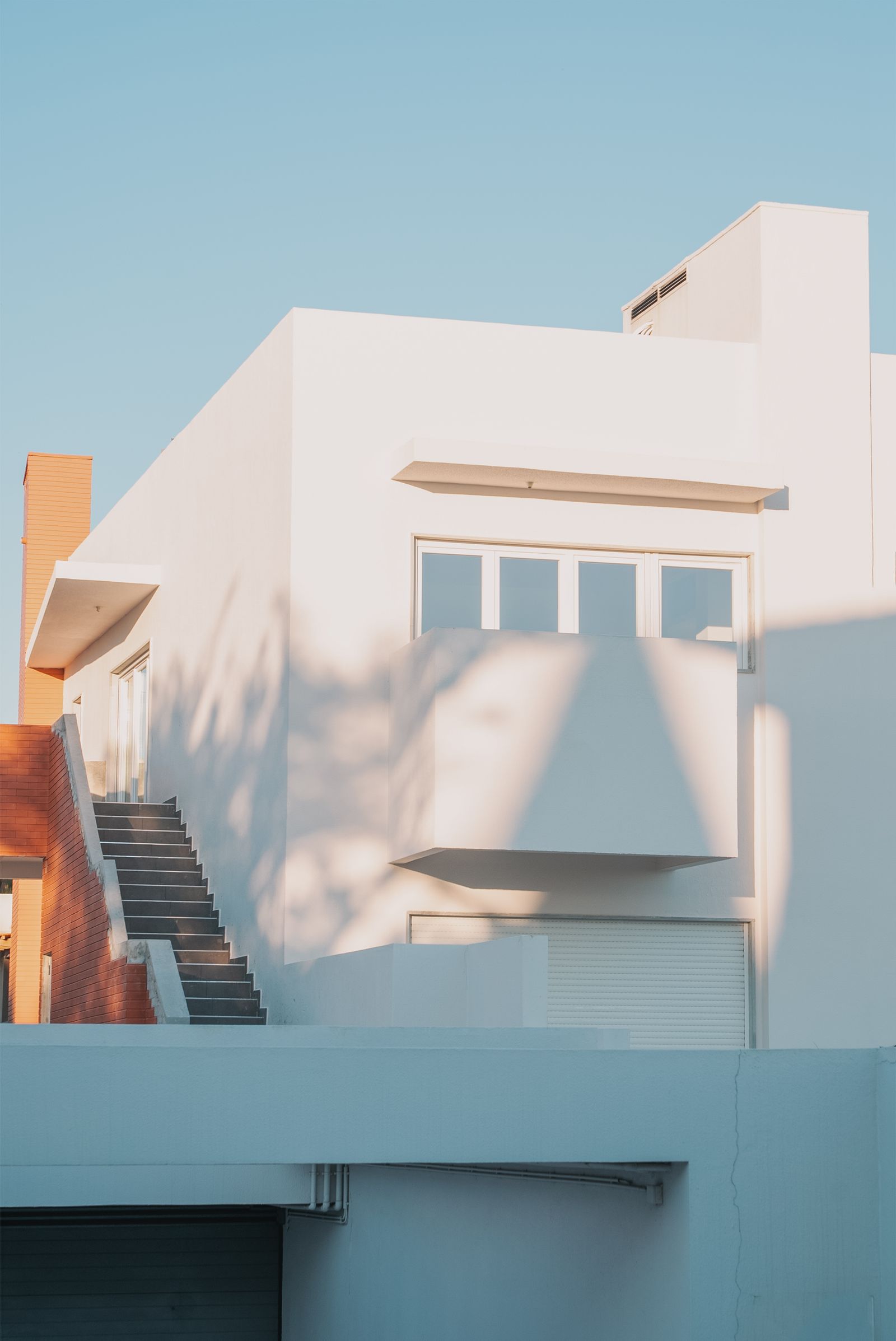 Maison moderne aux volumes géométriques nets.