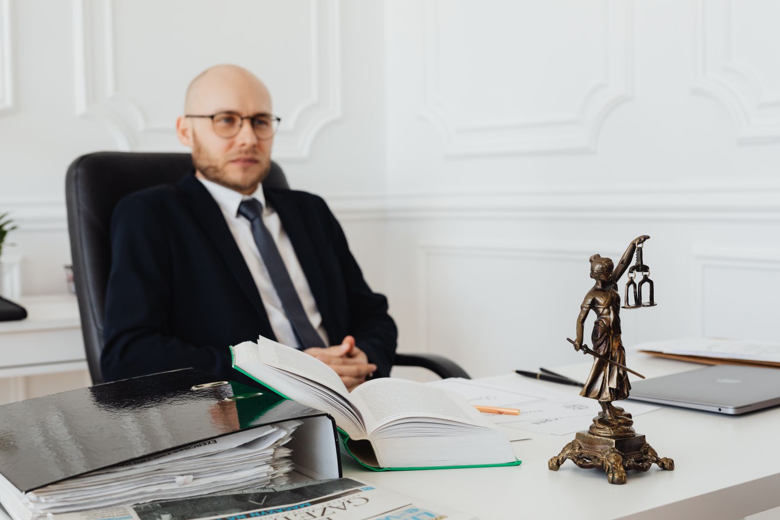 Thomas Morvan à son bureau, dossiers ouverts devant lui.