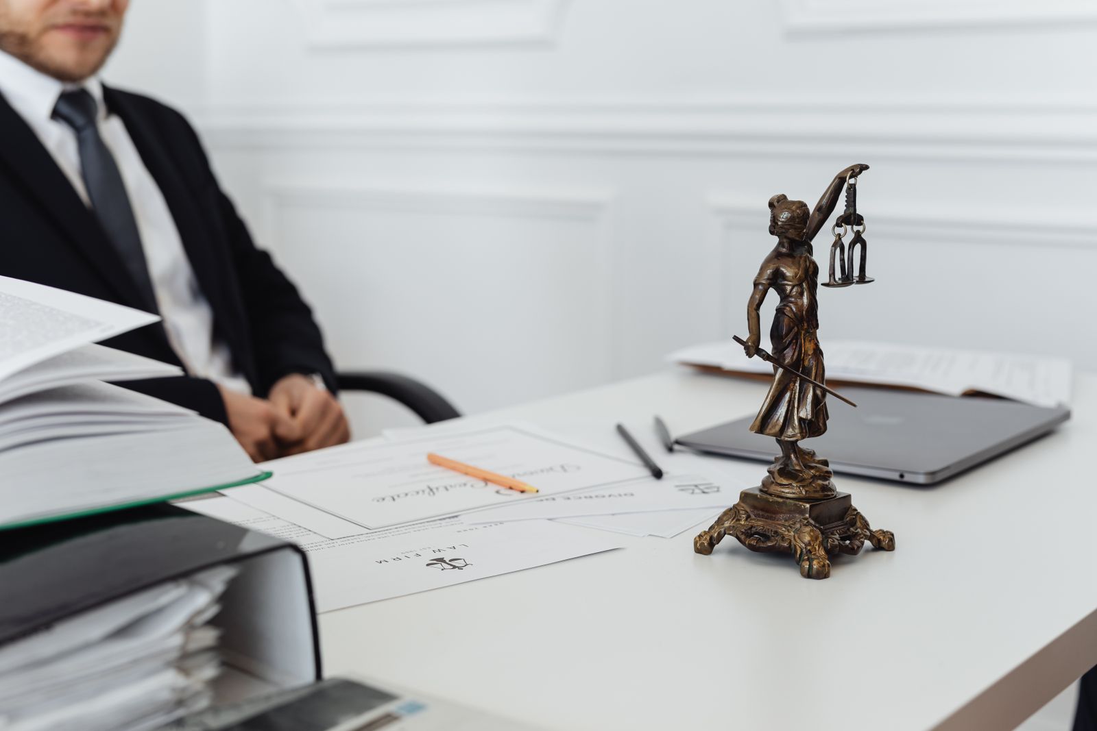 Bureau de travail du cabinet, dossiers et ordinateur portable.