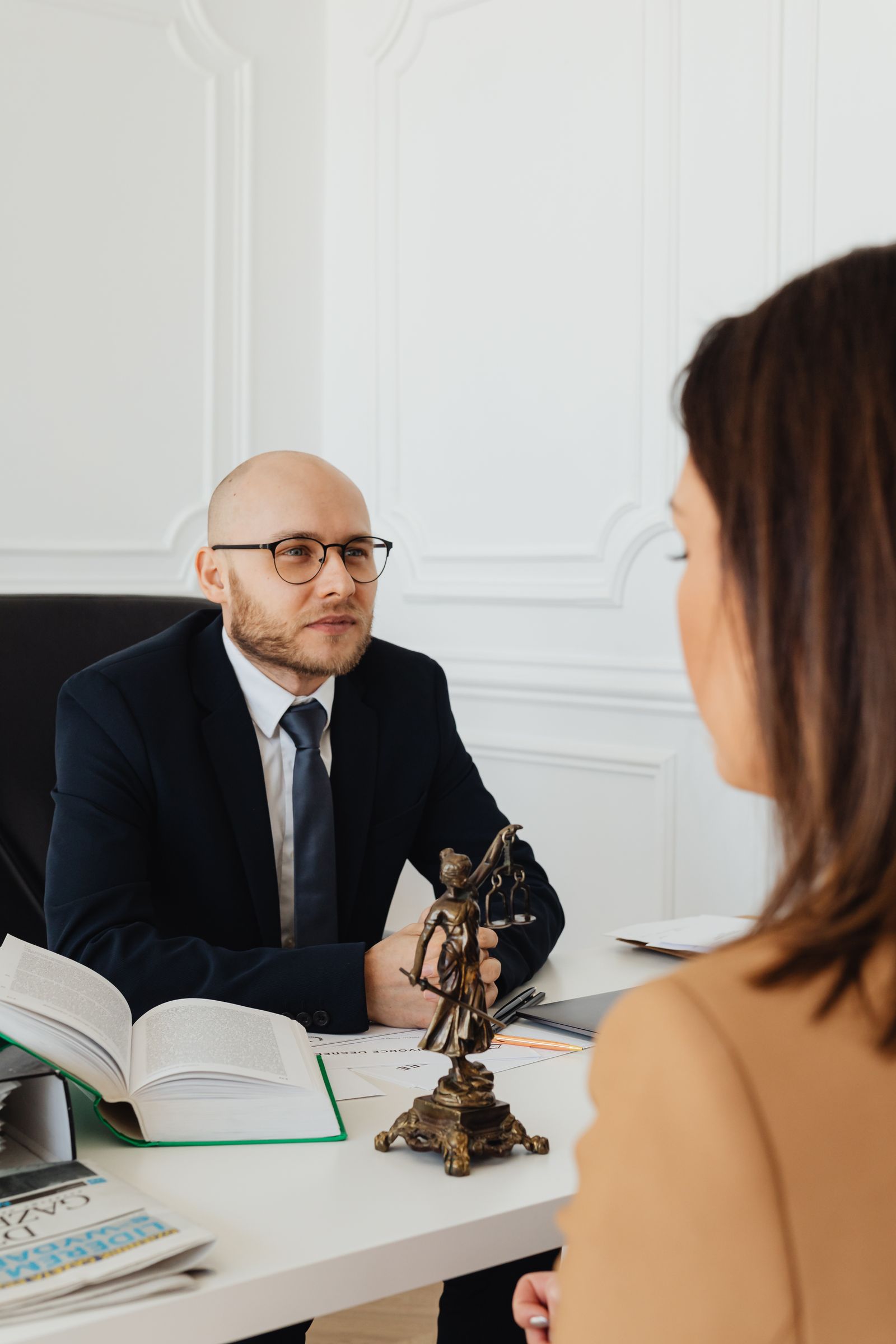 Consultation au cabinet, l’avocat reçoit un client à son bureau.