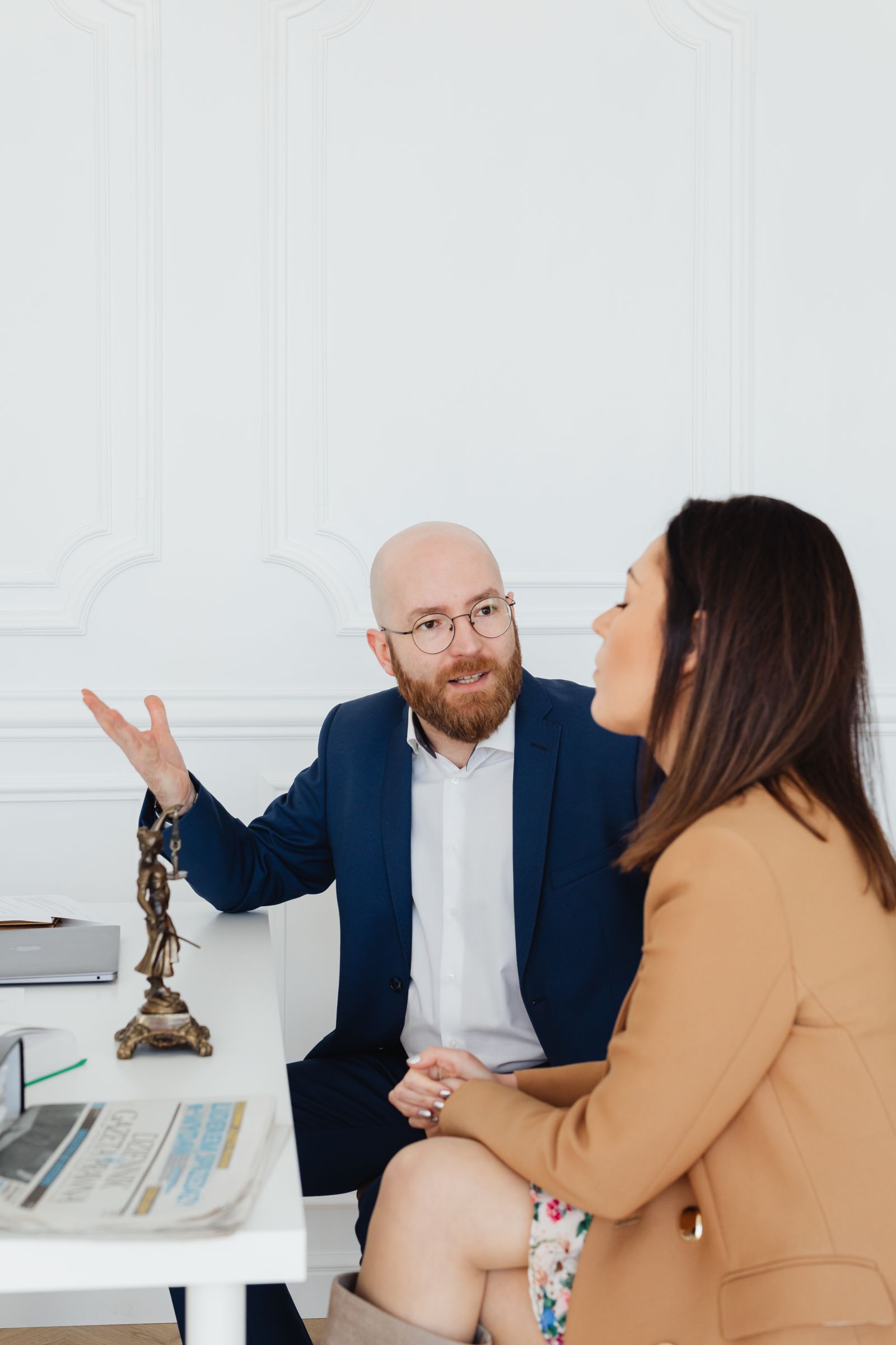 Entretien entre l’avocat et son client, documents sur la table.