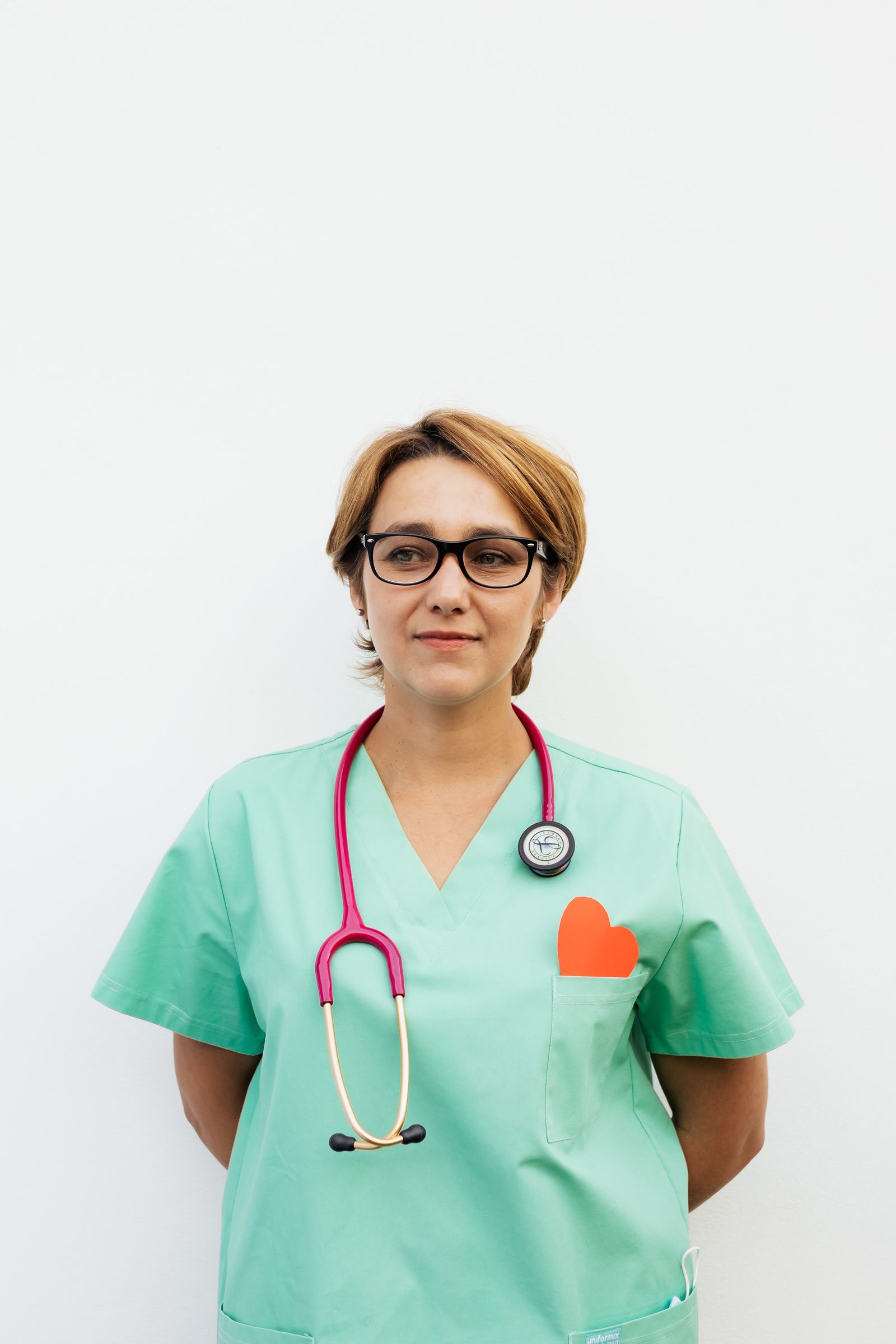 Portrait de Claire Beaumont en blouse, stéthoscope autour du cou.