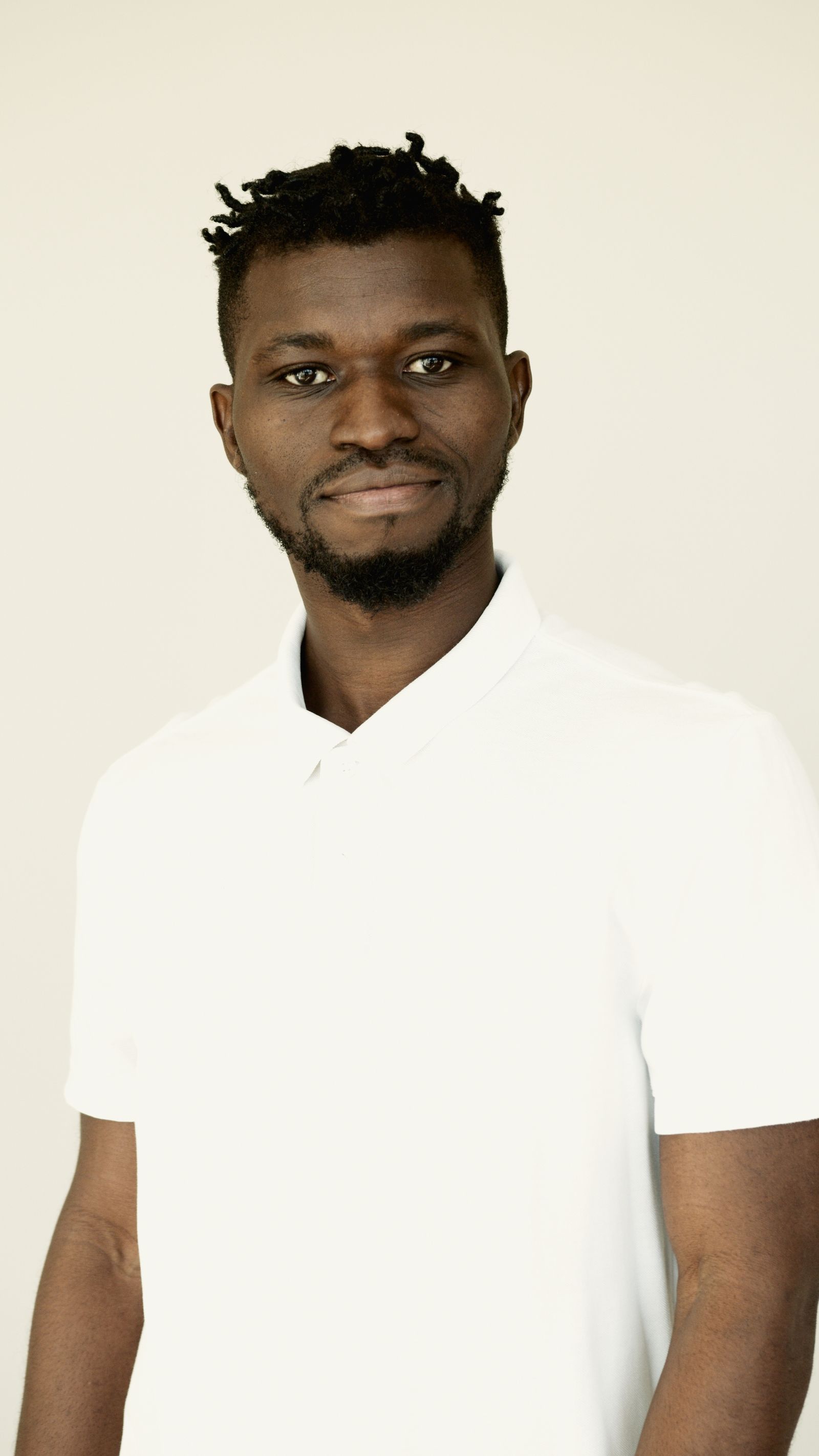 Portrait d’Antoine Lejeune en chemise blanche, souriant.