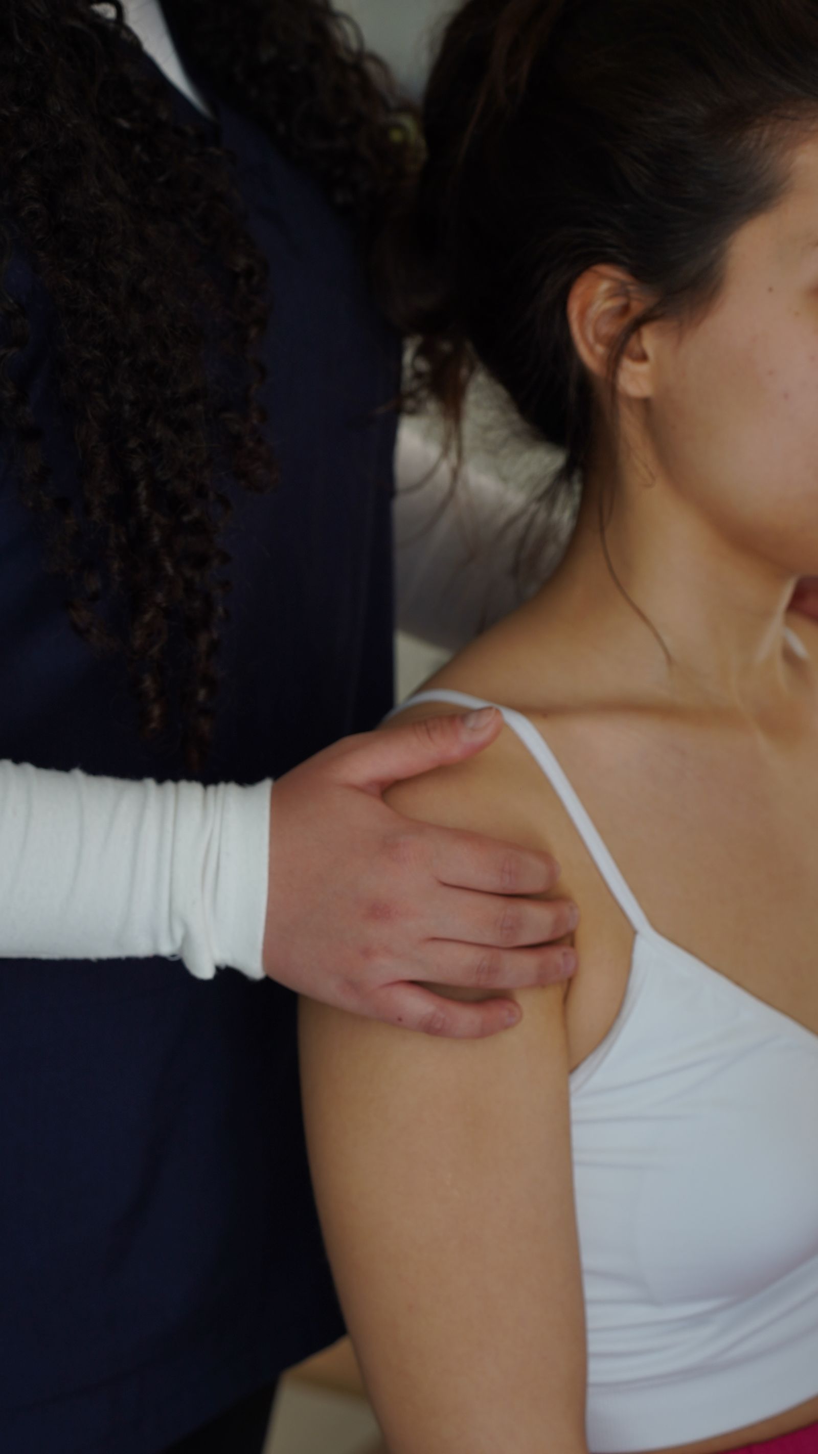 Séance de kinésithérapie de l’épaule, le praticien mobilise le bras du patient.