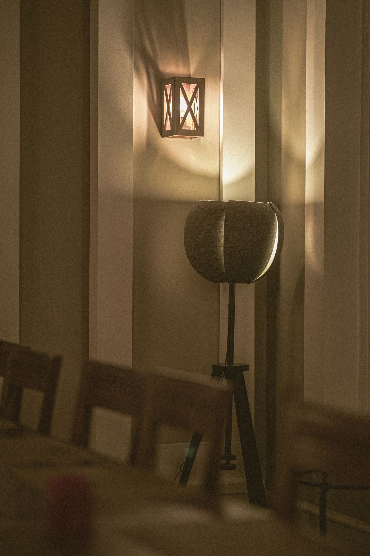 La salle le soir, chaleureuse et éclairée.