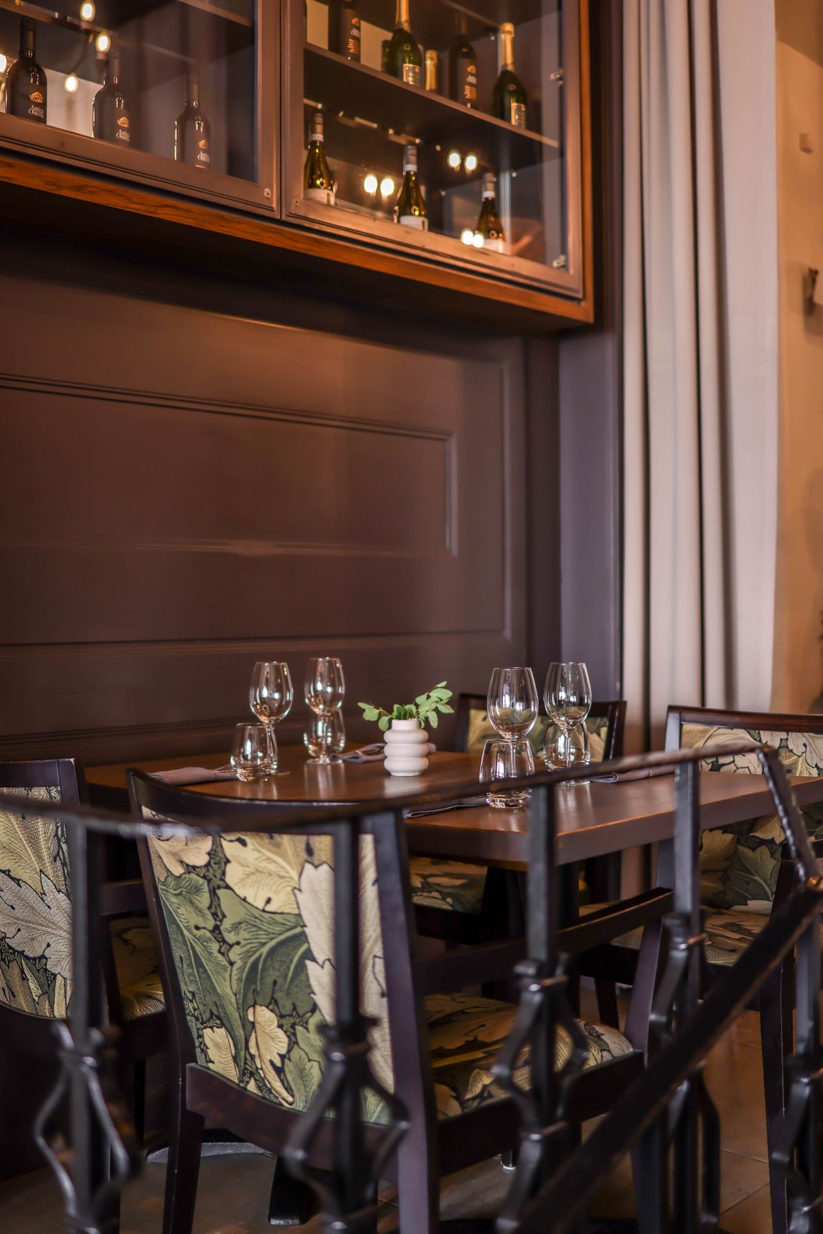 Salle du restaurant et verres alignés.