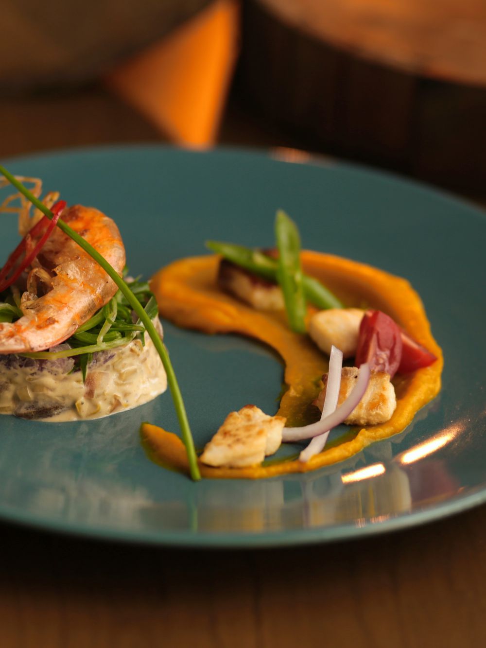 Entrée de crevettes dressée sur assiette.