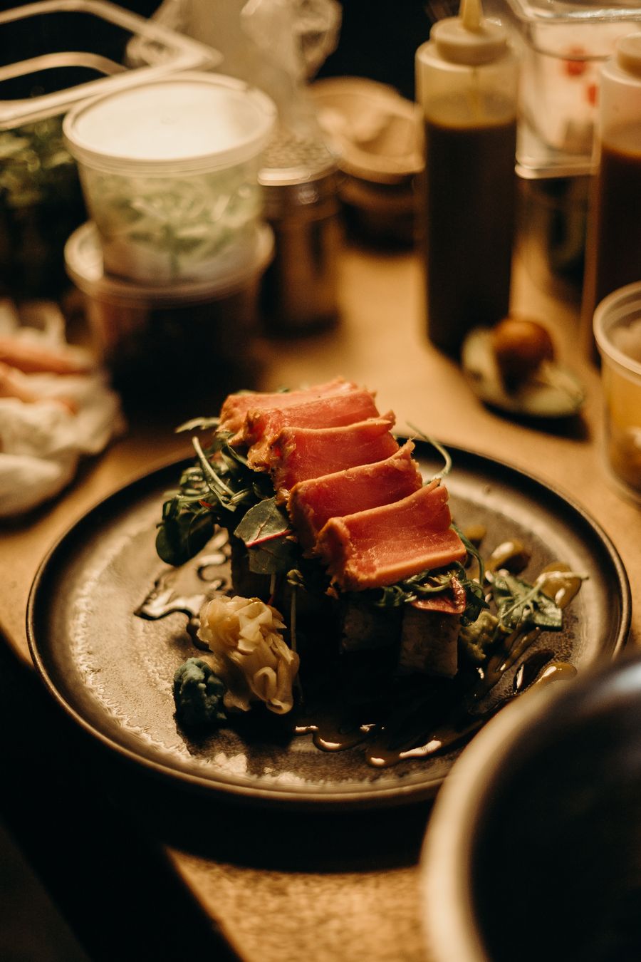 Thon grillé dressé sur assiette.
